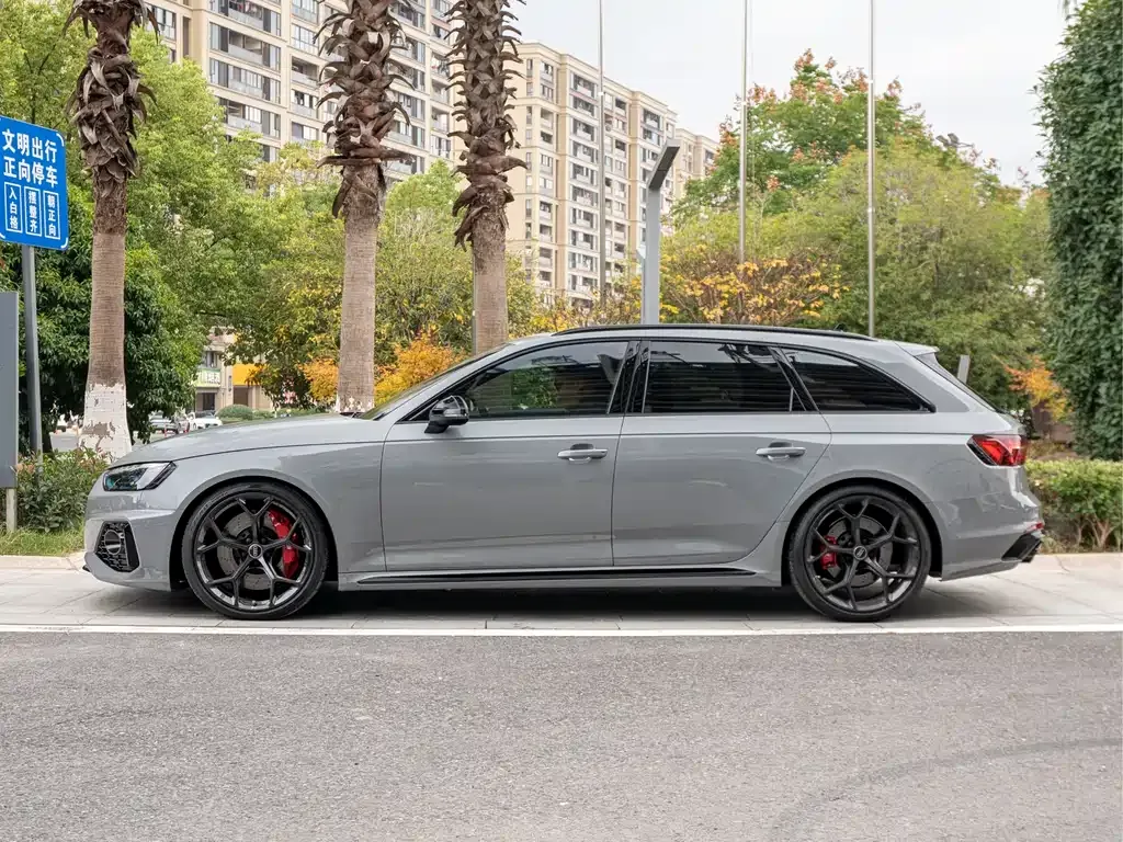Audi RS 4 2024 из CN, фото 3