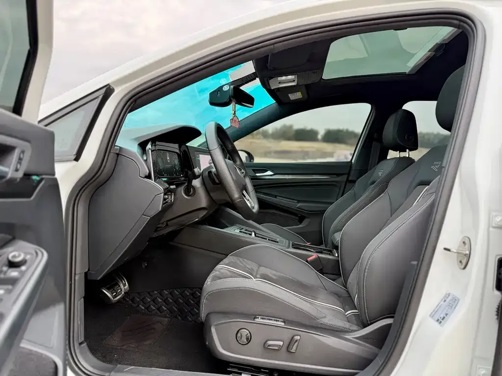 Volkswagen Golf 2024 из CN, фото 4