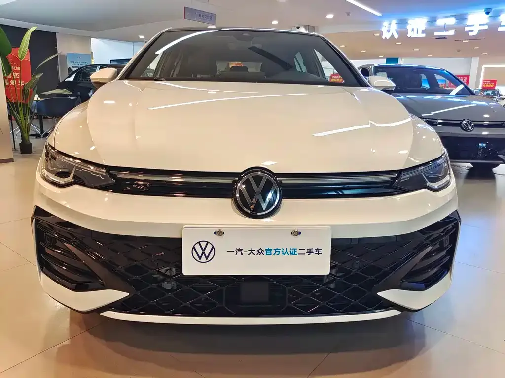 Volkswagen Golf 2024 из CN, фото 2