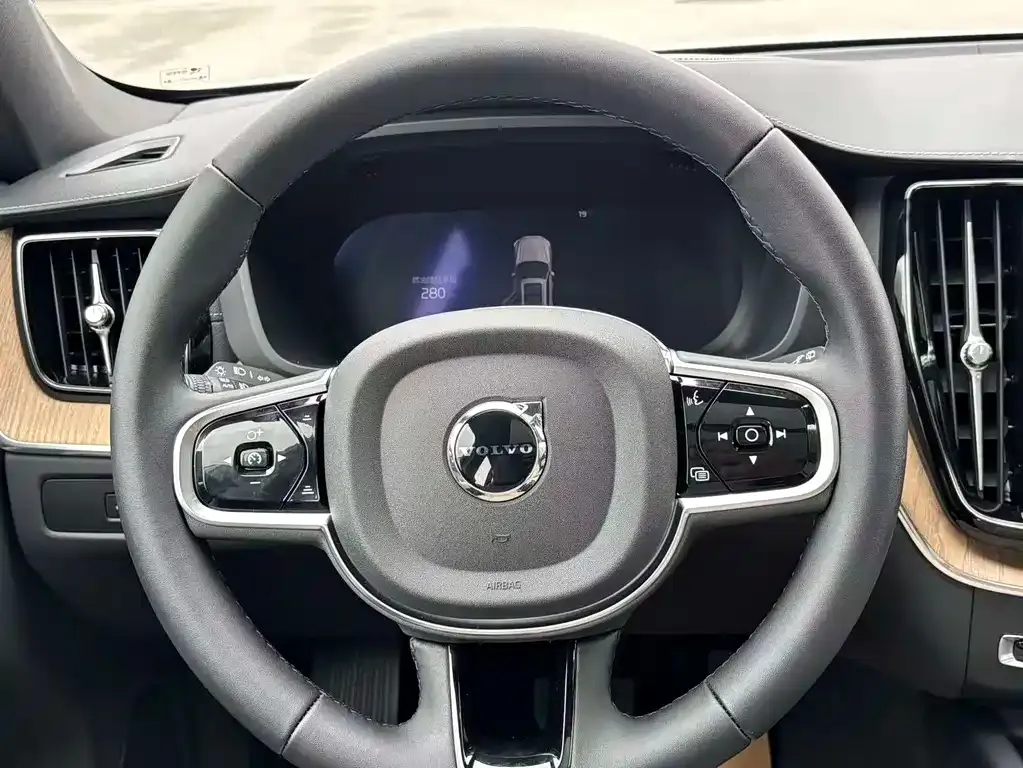 Volvo XC60 2024 из CN, фото 4
