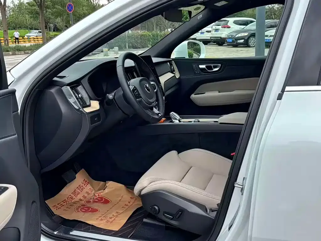 Volvo XC60 2024 из CN, фото 6