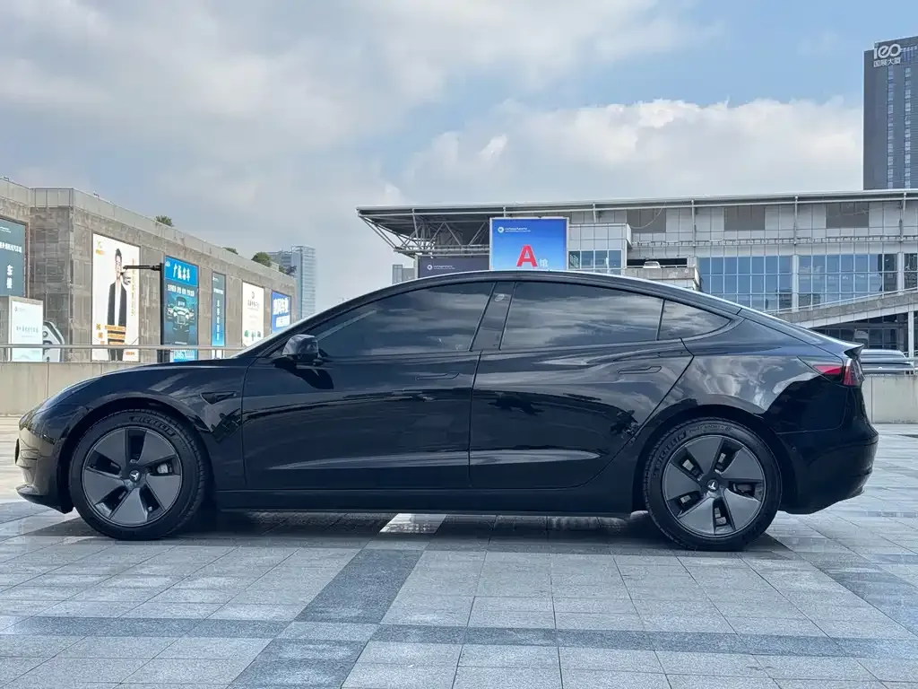 Tesla Model 3 — фото 10