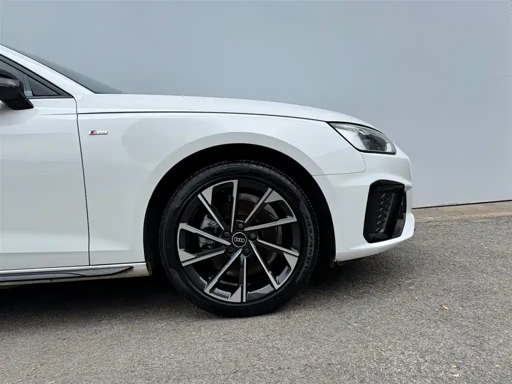 Audi A4L 2023 из CN, фото 10