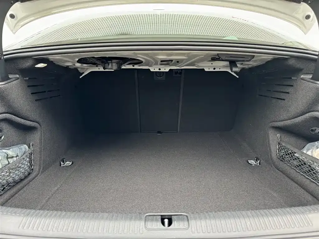 Audi A4L 2023 из CN, фото 6