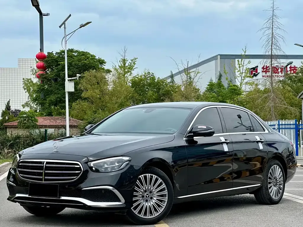 Mercedes-Benz E-Class — фото 1