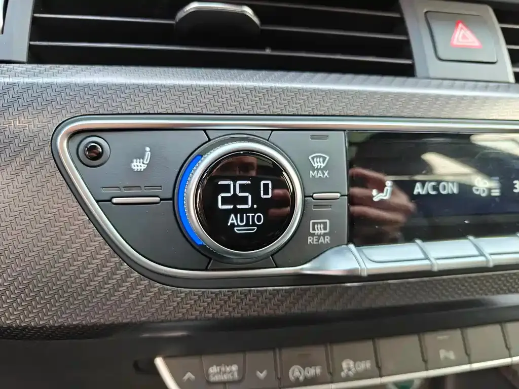 Audi A4L 2023 из CN, фото 8