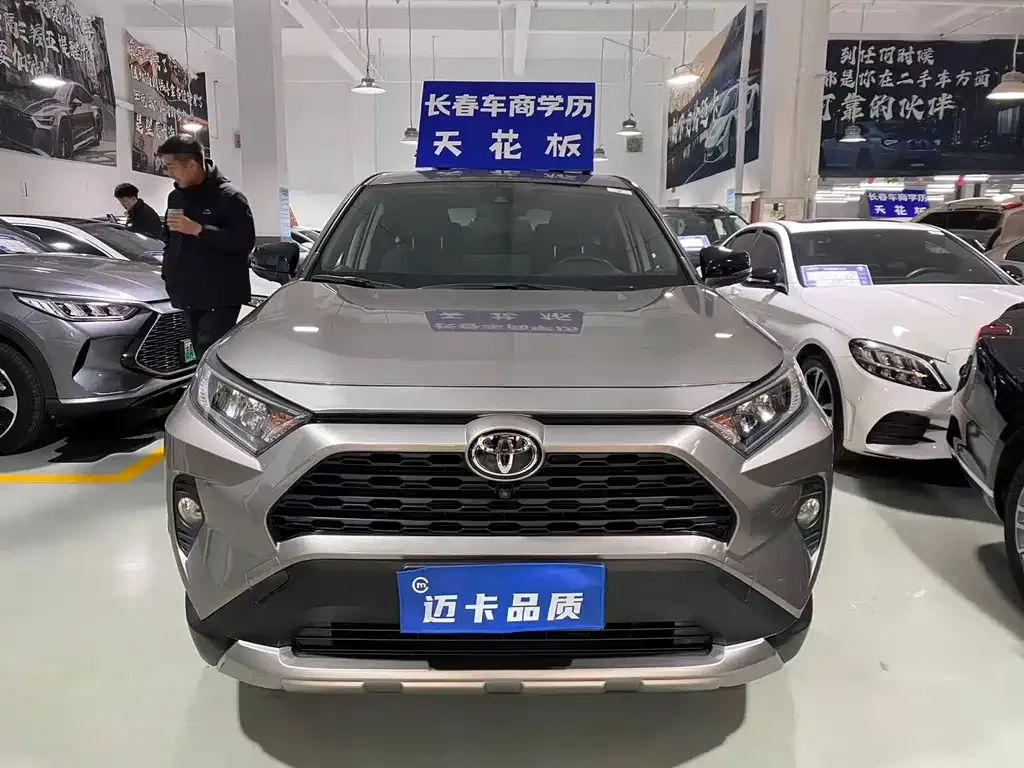 Toyota RAV4 — фото 1