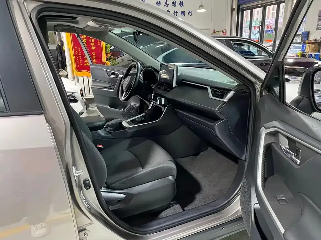 Toyota RAV4 — фото 6