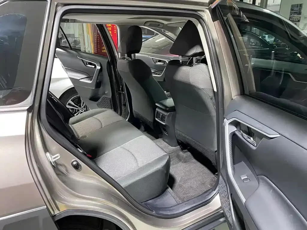 Toyota RAV4 — фото 8