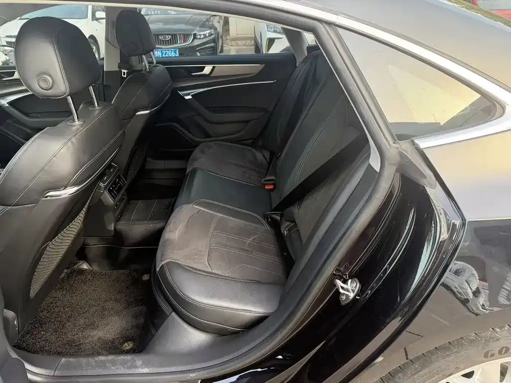 Audi A7L 2023 из CN, фото 6