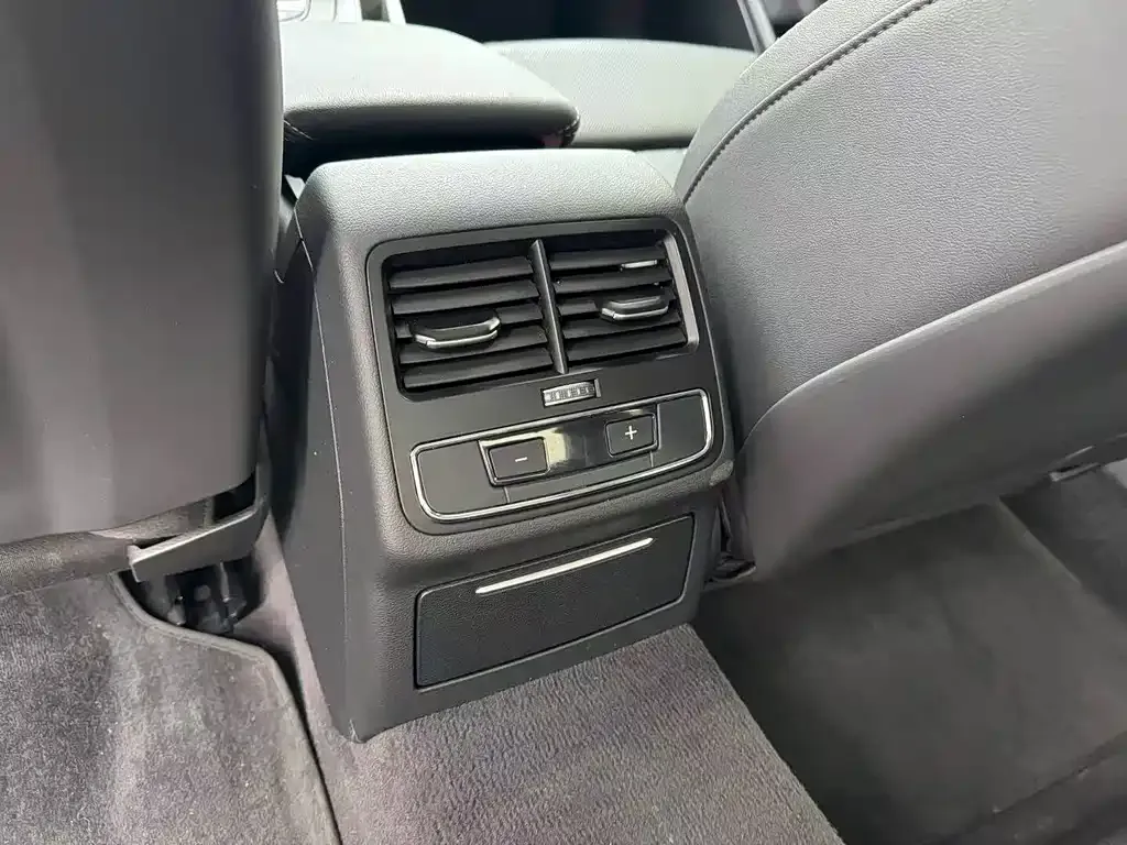 Audi A4L 2022 из CN, фото 6