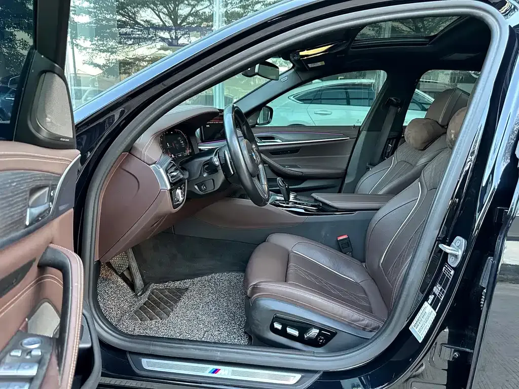 BMW 5 Series 2023 из CN, фото 4