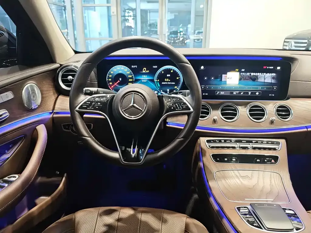 Mercedes-Benz E-Class — фото 7