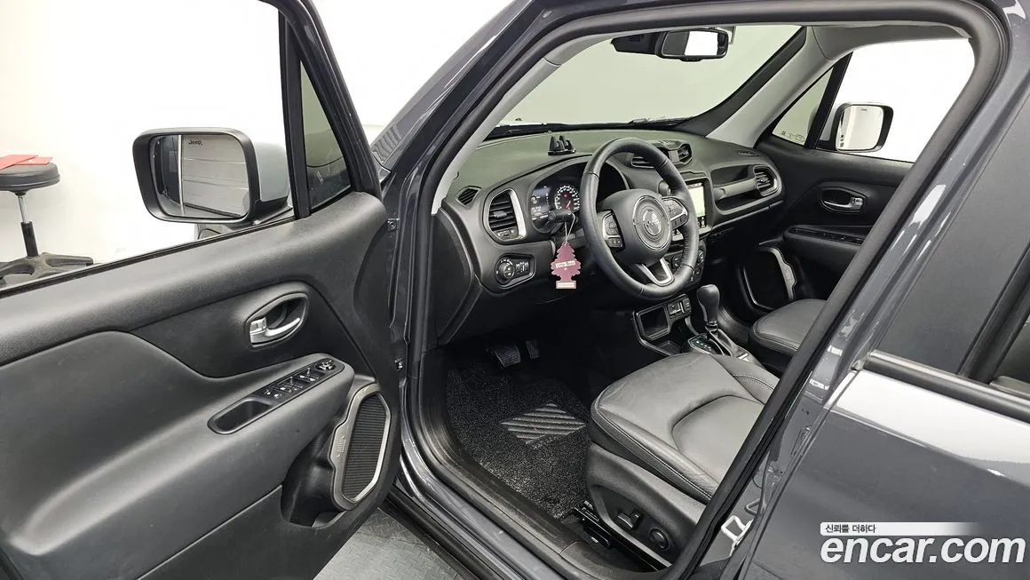 Jeep Renegade — фото 10