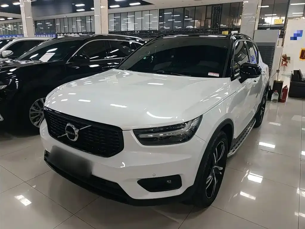 Volvo XC40 — фото 1