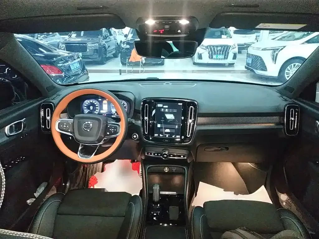 Volvo XC40 — фото 10