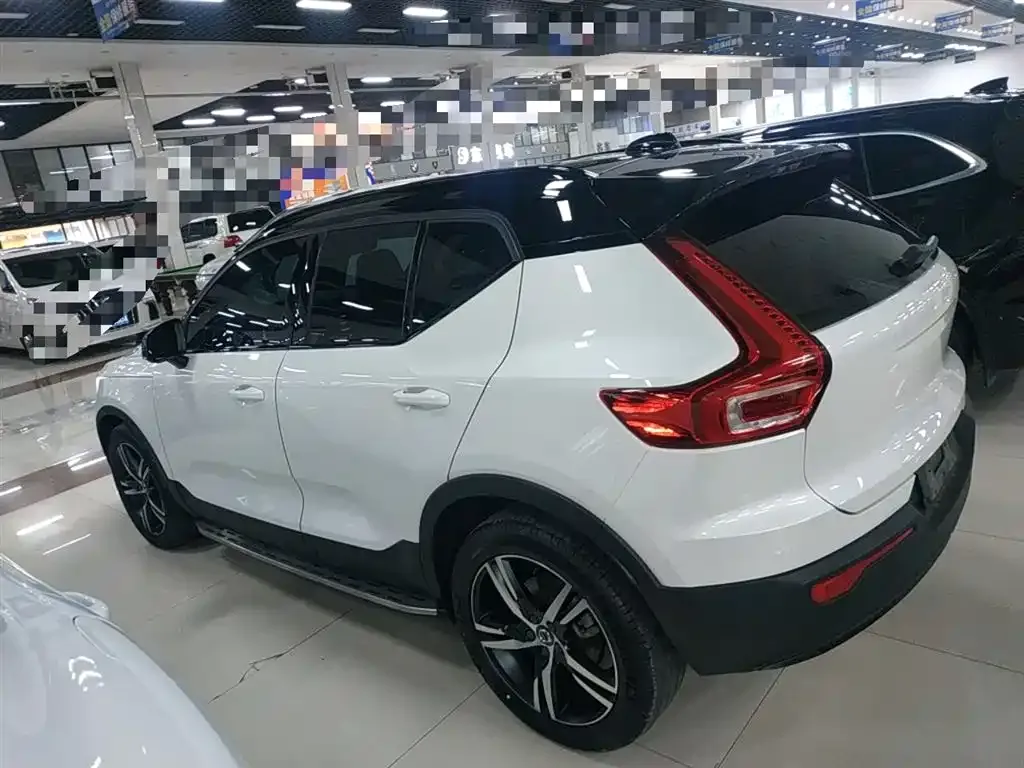 Volvo XC40 — фото 5