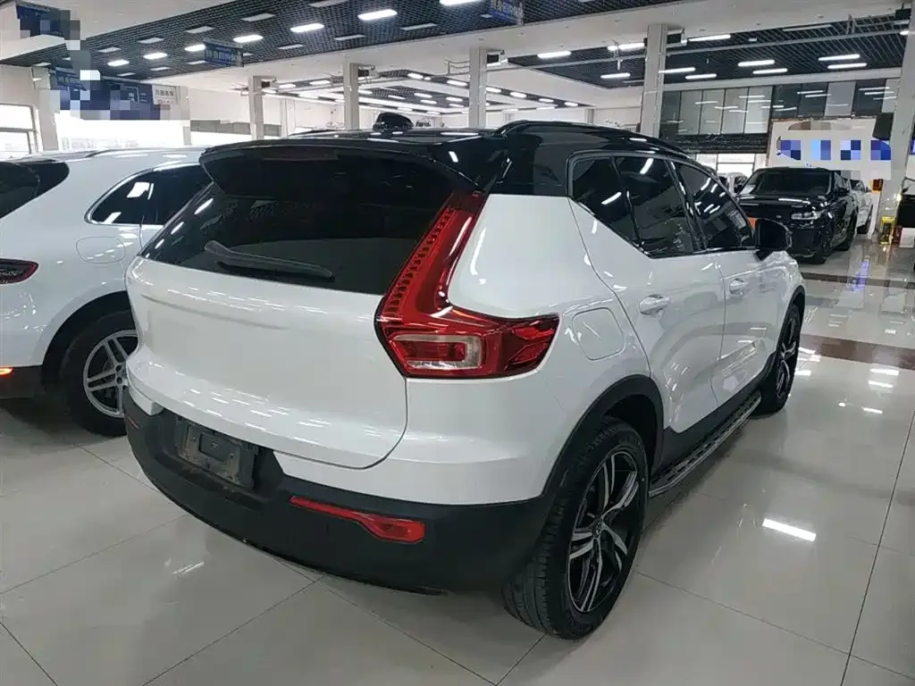Volvo XC40 — фото 7