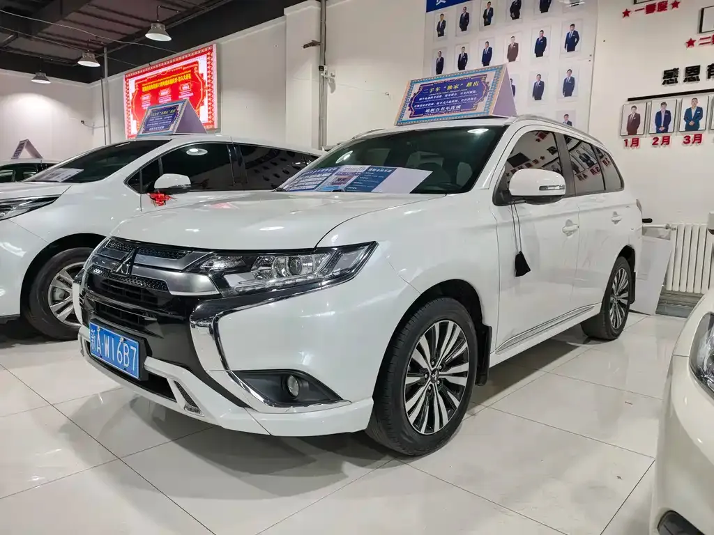 Mitsubishi Outlander — фото 1