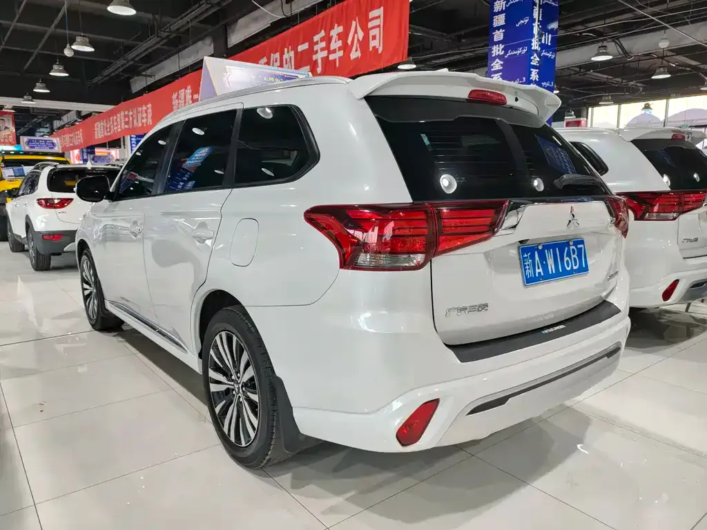 Mitsubishi Outlander — фото 7