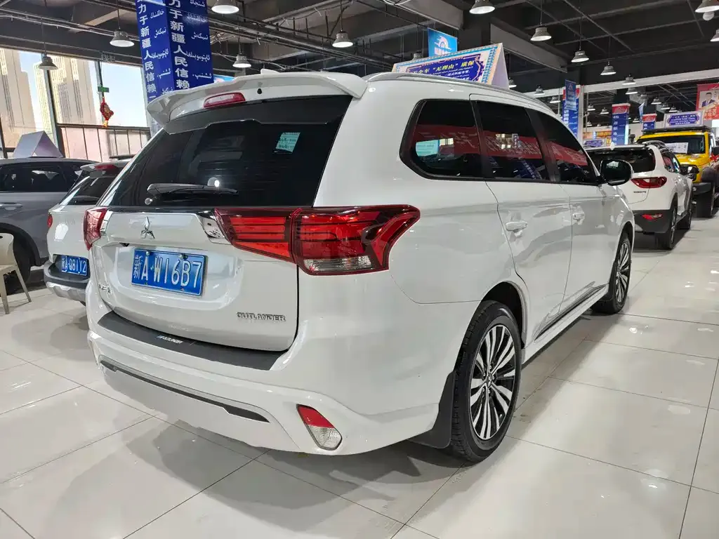 Mitsubishi Outlander — фото 9