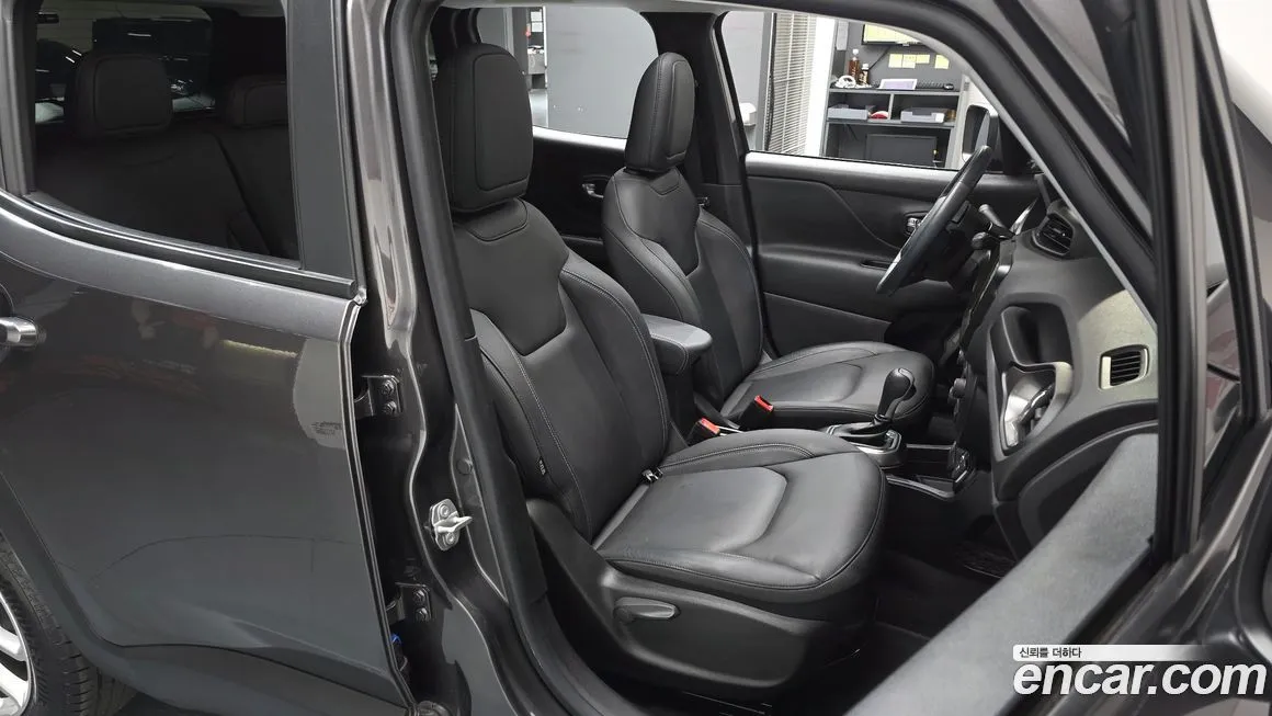 Jeep Renegade — фото 10