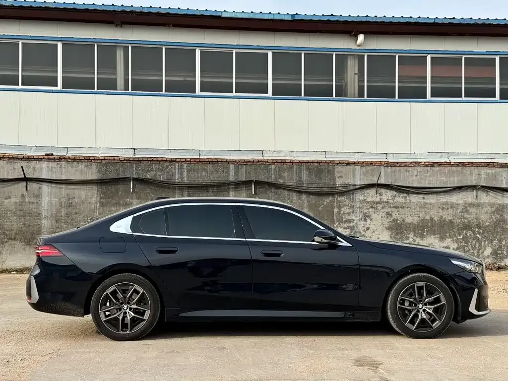BMW 5 Series 2025 из CN, фото 3