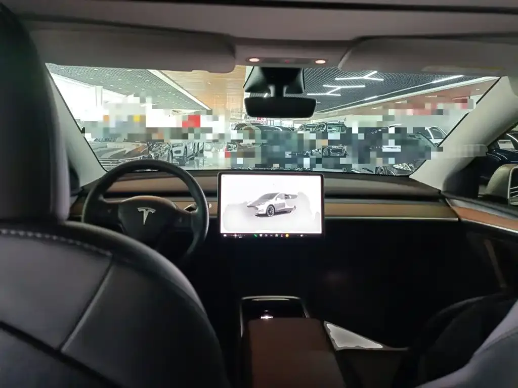 Tesla Model Y — фото 10