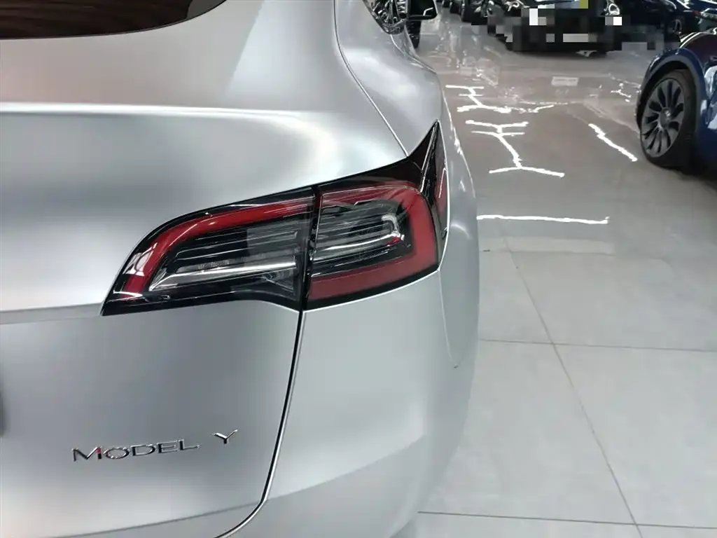 Tesla Model Y — фото 8