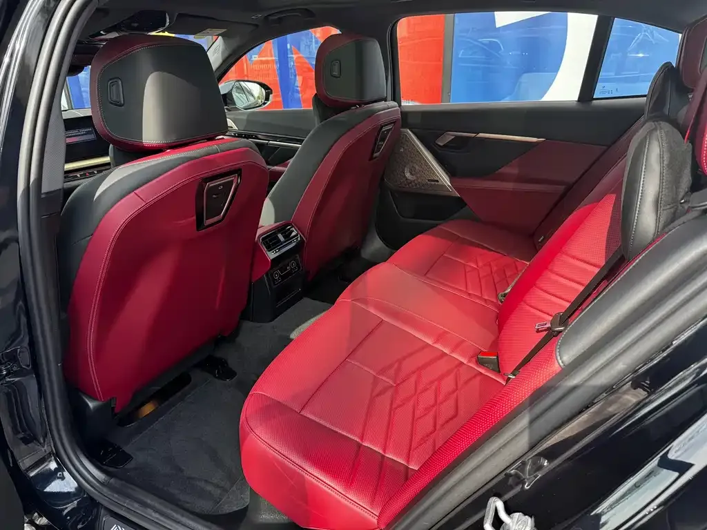 BMW 5 Series 2025 из CN, фото 7