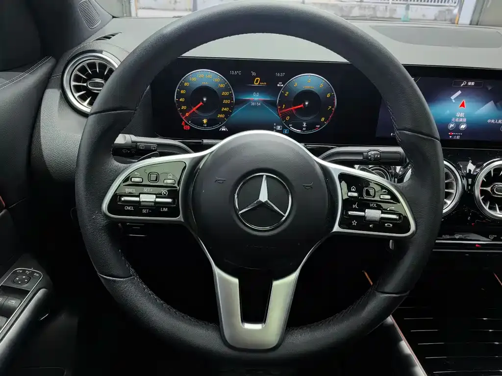 Mercedes-Benz GLA — фото 7