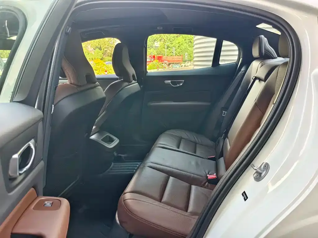 Volvo S60 2024 из CN, фото 10
