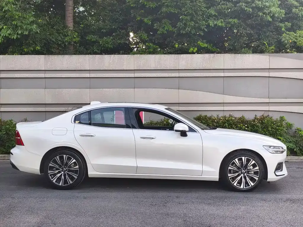 Volvo S60 2024 из CN, фото 4