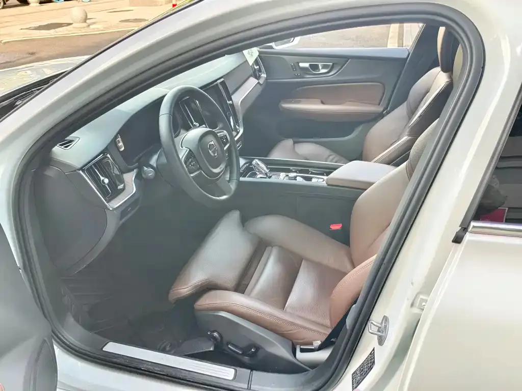 Volvo S60 2024 из CN, фото 8