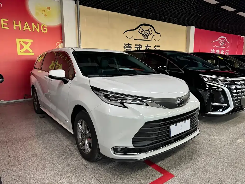 Toyota Sienna — фото 3