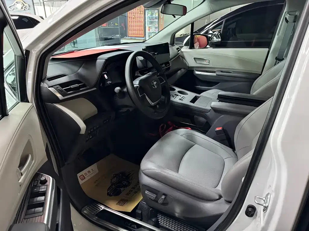 Toyota Sienna — фото 4