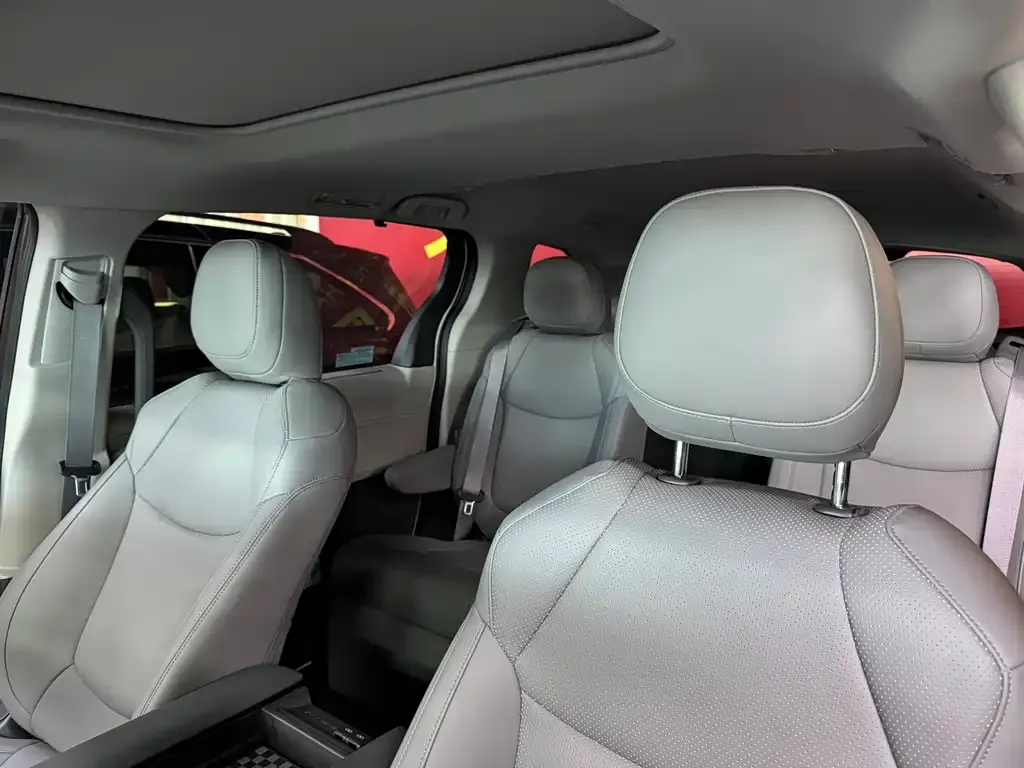 Toyota Sienna — фото 7