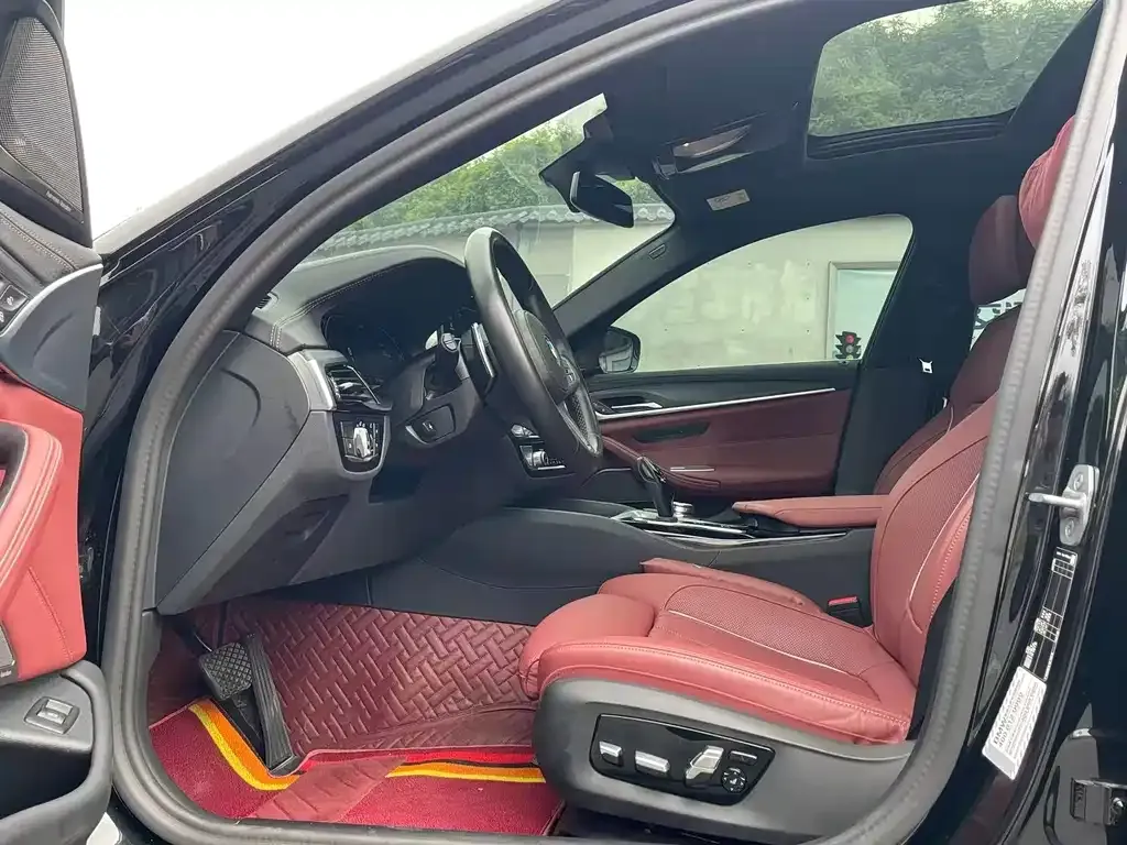 BMW 5 Series 2023 из CN, фото 4