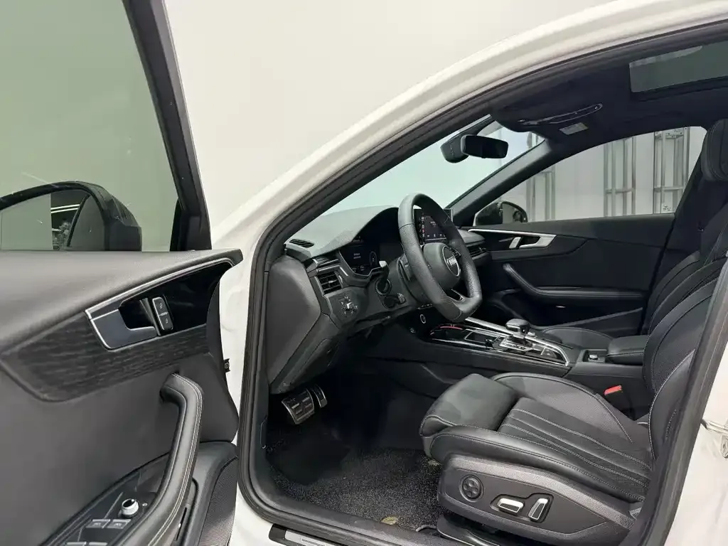 Audi A4L 2024 из CN, фото 3