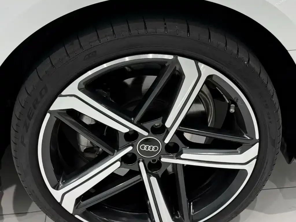 Audi A4L 2024 из CN, фото 8