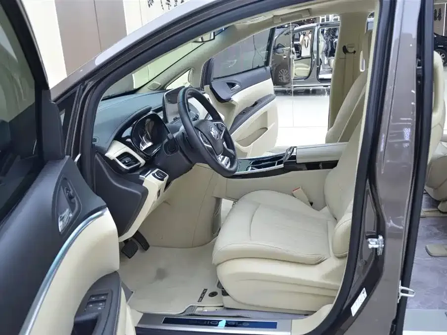 Buick GL8 2024 из CN, фото 3