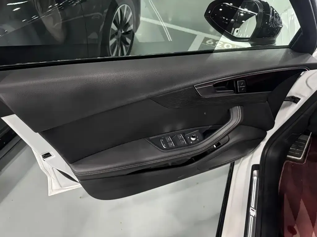 Audi A4L 2024 из CN, фото 8