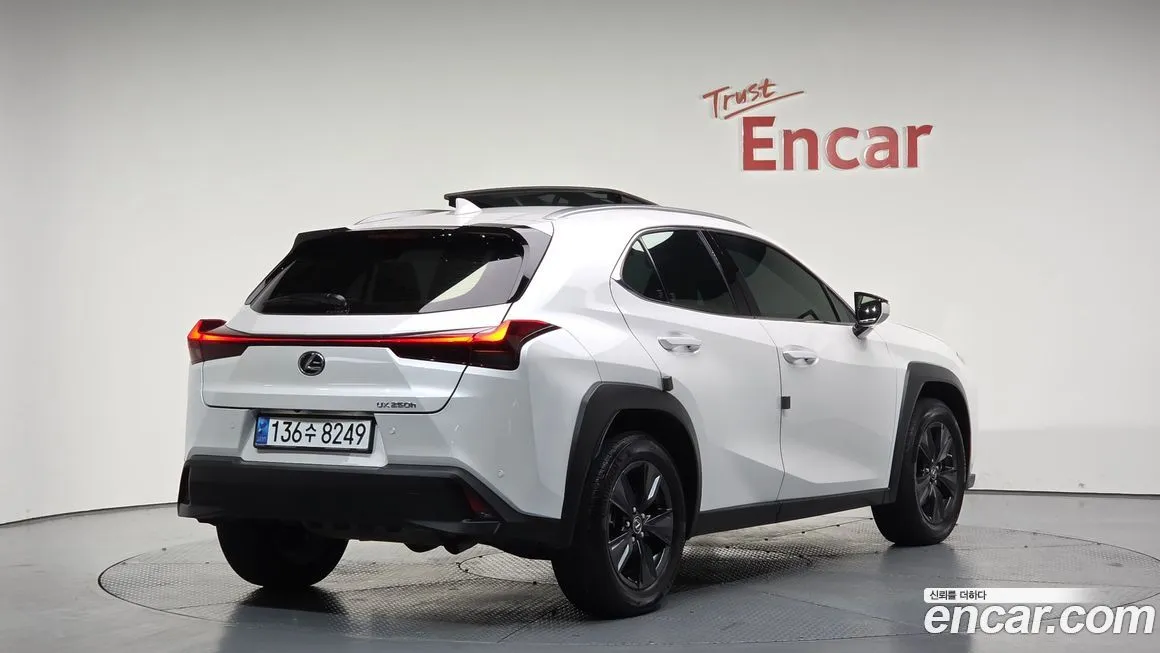Lexus UX — фото 2