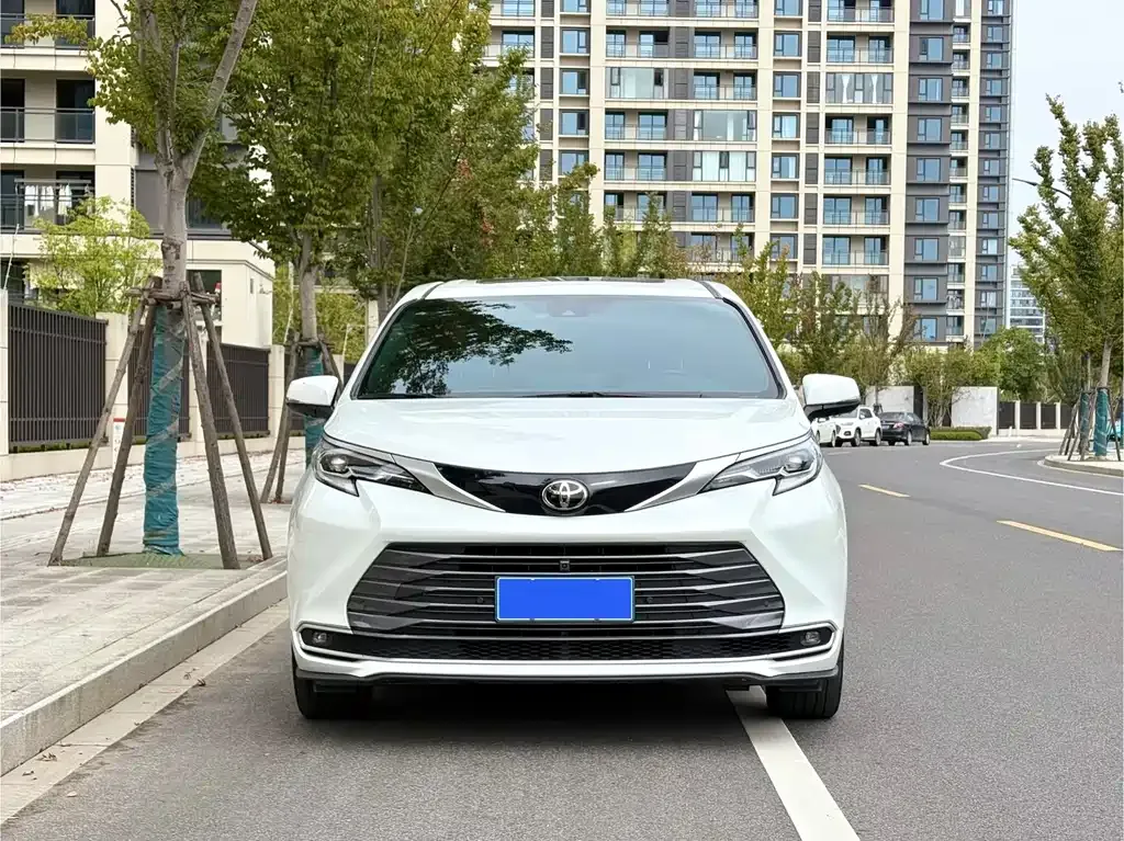 Toyota Sienna 2024 из CN, фото 2