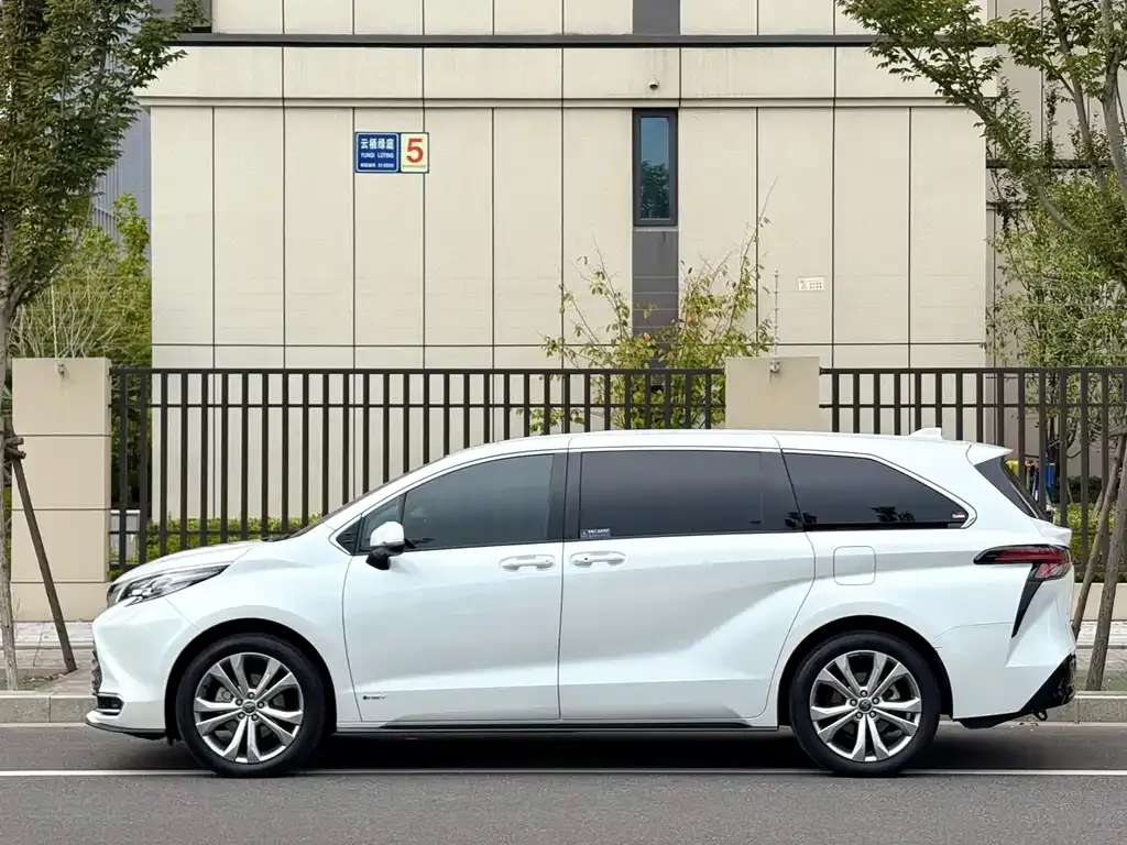 Toyota Sienna 2024 из CN, фото 3
