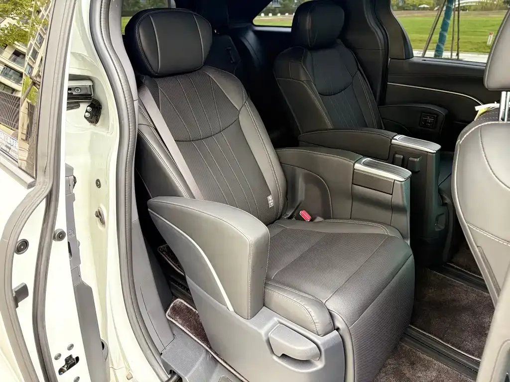 Toyota Sienna 2024 из CN, фото 8