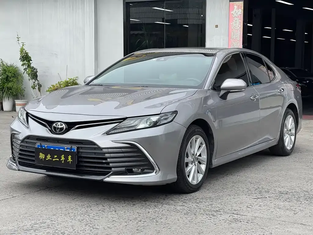 Toyota Camry — фото 1
