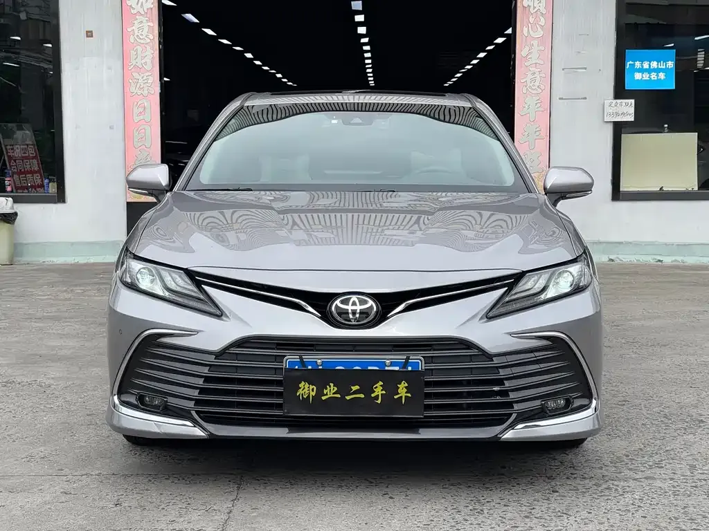 Toyota Camry — фото 2