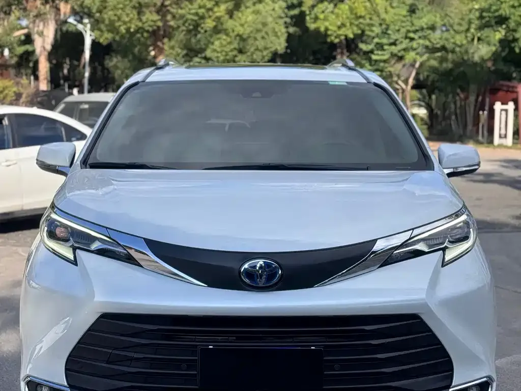 Toyota Sienna 2023 из CN, фото 2