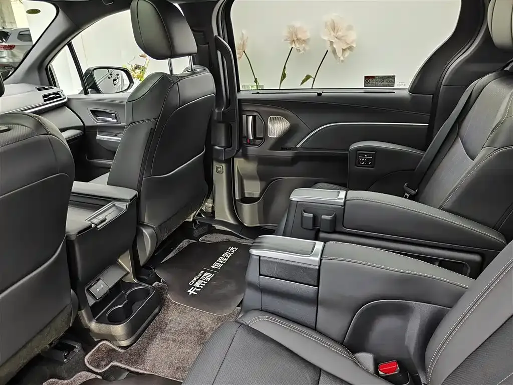 Toyota Sienna 2024 из CN, фото 7